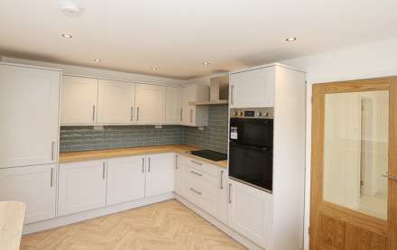 Chalmore Gardens, Wallingford - River frontage/ mooring. Walk to the market town shops, amenities, pubs, restaurants, Image 6