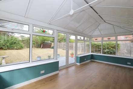 Chalmore Gardens, Wallingford - River frontage/ mooring. Walk to the market town shops, amenities, pubs, restaurants, Image 8