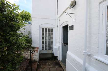 Whitchurch On Thames - walk to Pangbourne train station & shops, Image 11