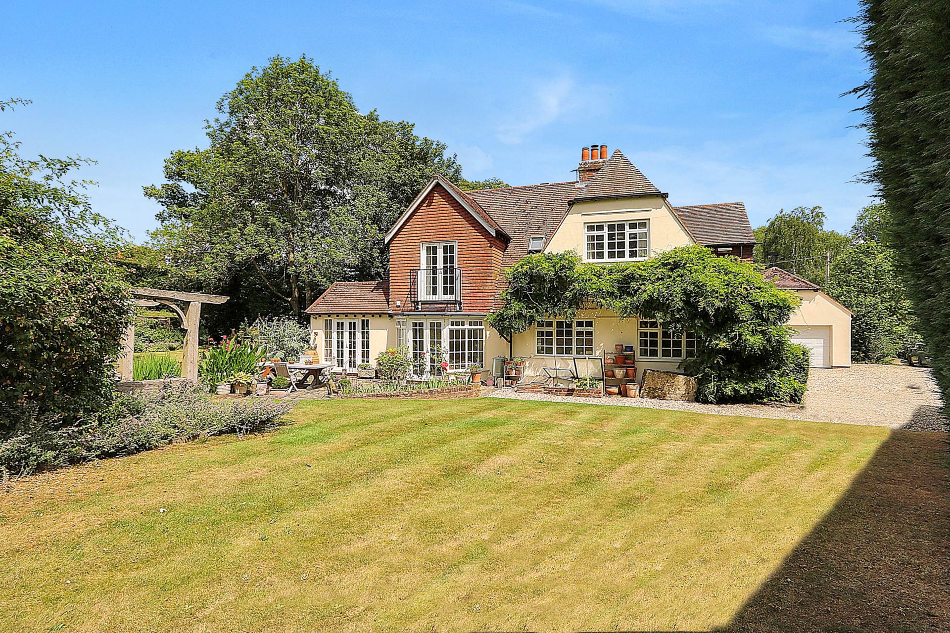 Yattendon, Berkshire -  1 mile to The Royal Oak hotel, restaurant & pub, village store, cafe & primary school, Image 1
