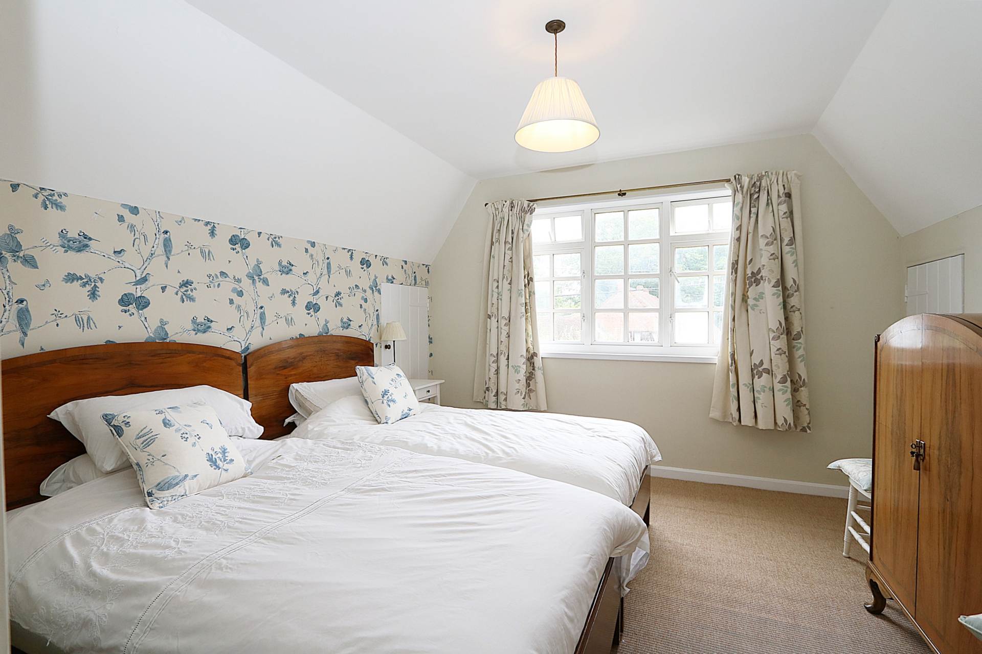 Yattendon, Berkshire -  1 mile to The Royal Oak hotel, restaurant & pub, village store, cafe & primary school, Image 16