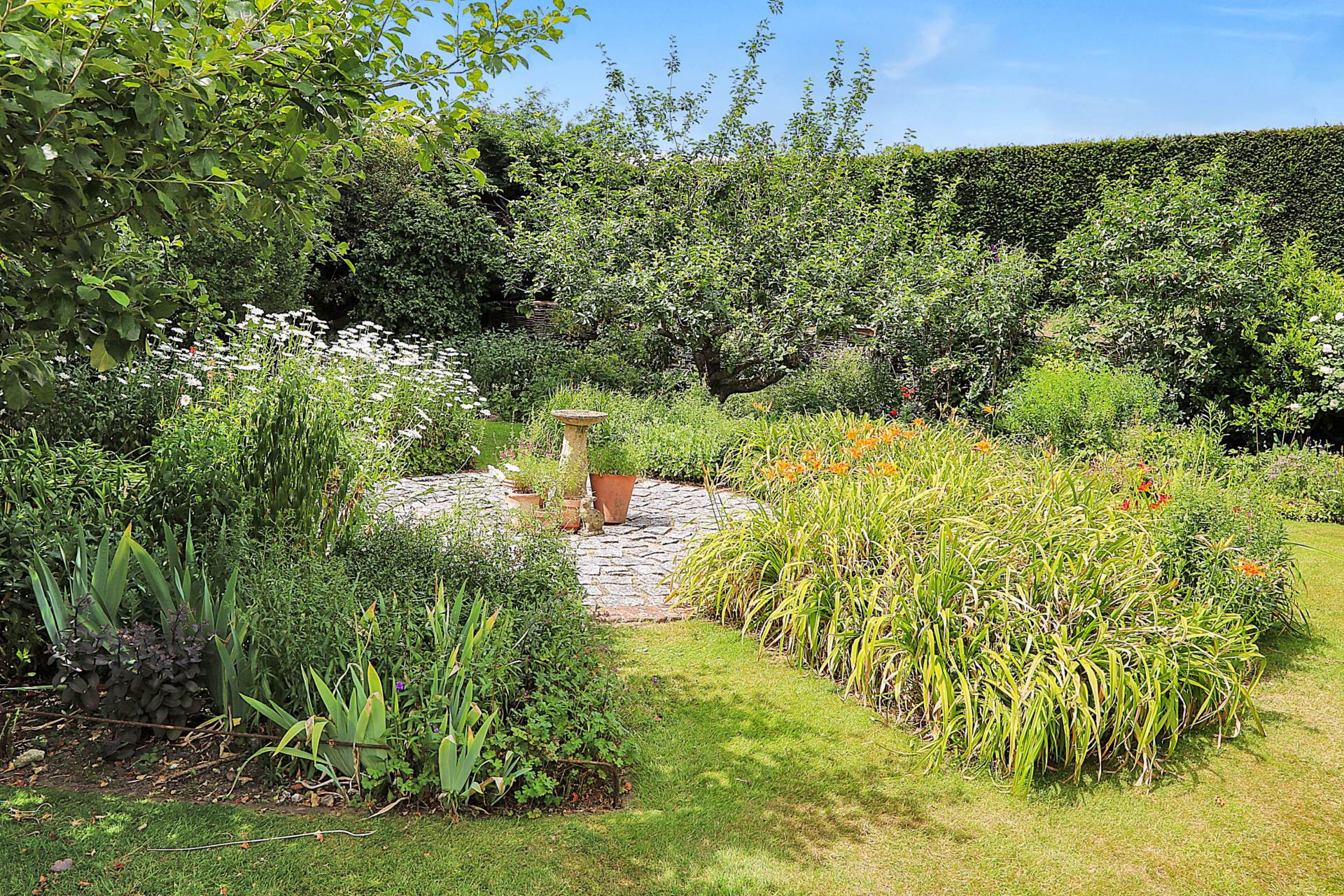 Yattendon, Berkshire -  1 mile to The Royal Oak hotel, restaurant & pub, village store, cafe & primary school, Image 22