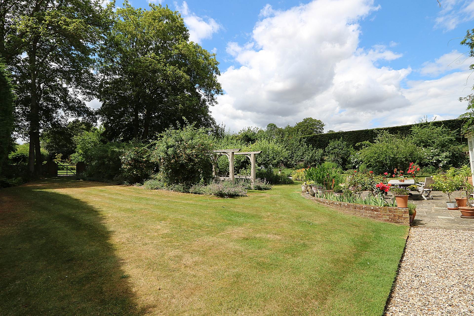 Yattendon, Berkshire -  1 mile to The Royal Oak hotel, restaurant & pub, village store, cafe & primary school, Image 24