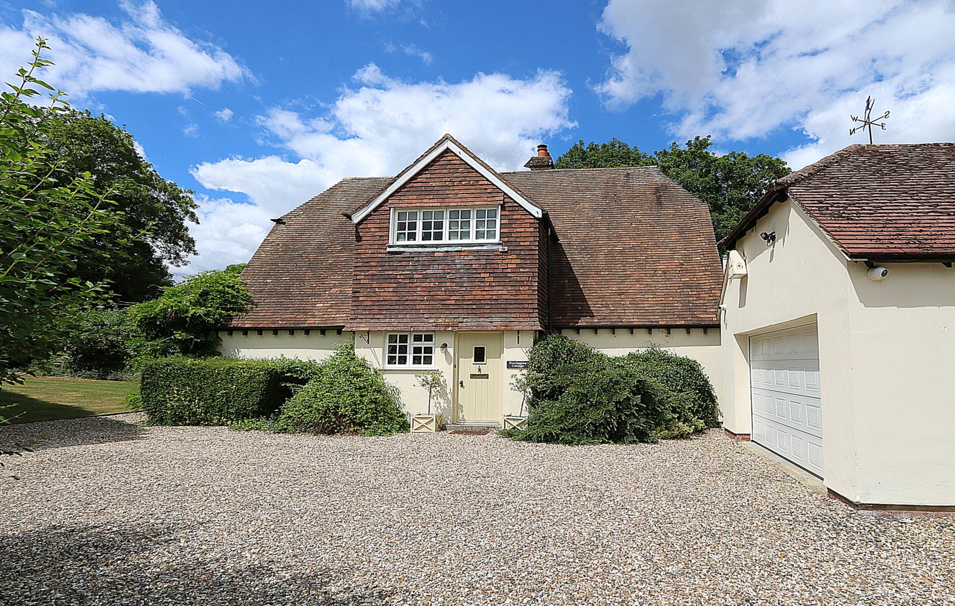 Yattendon, Berkshire -  1 mile to The Royal Oak hotel, restaurant & pub, village store, cafe & primary school, Image 25