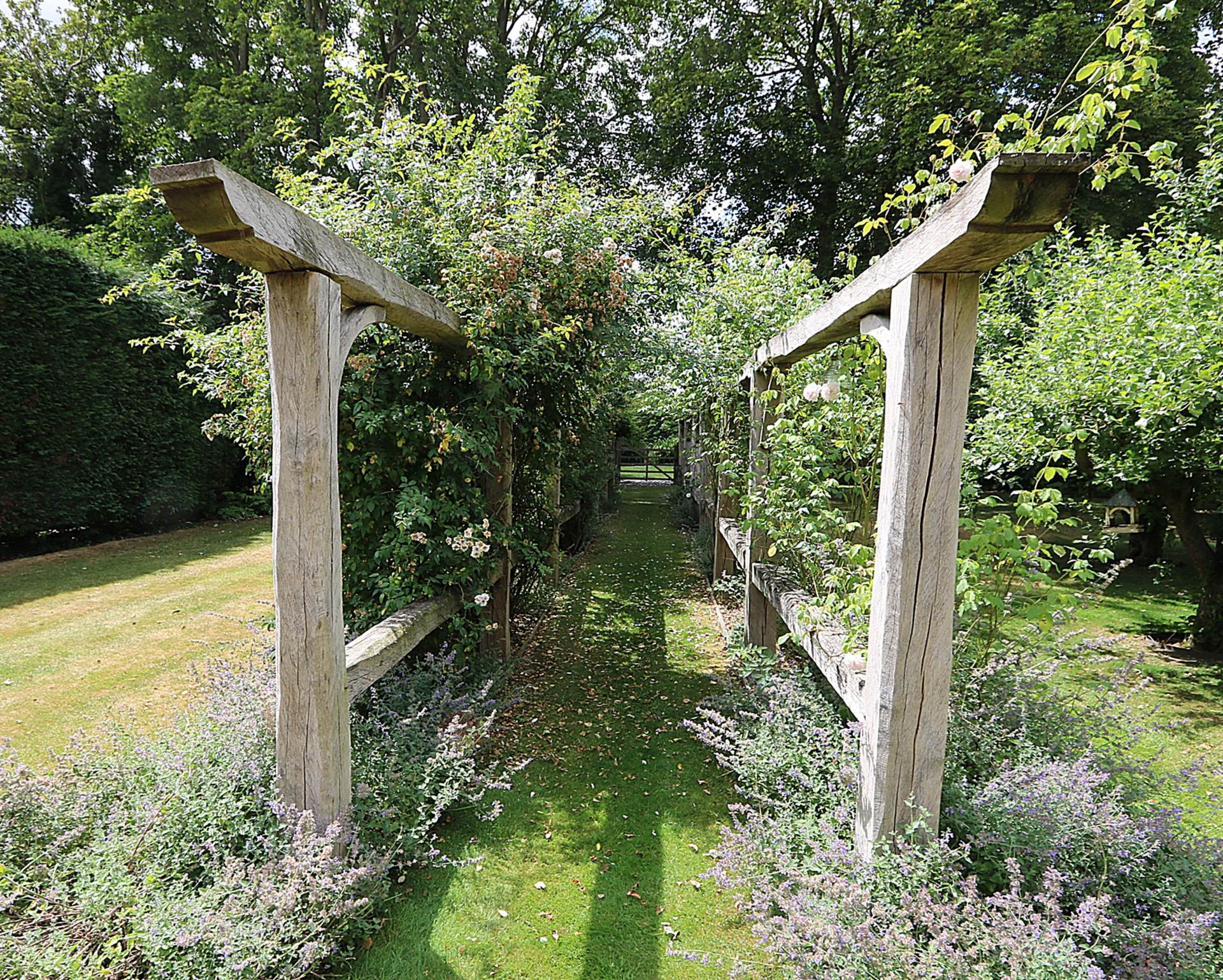 Yattendon, Berkshire -  1 mile to The Royal Oak hotel, restaurant & pub, village store, cafe & primary school, Image 27