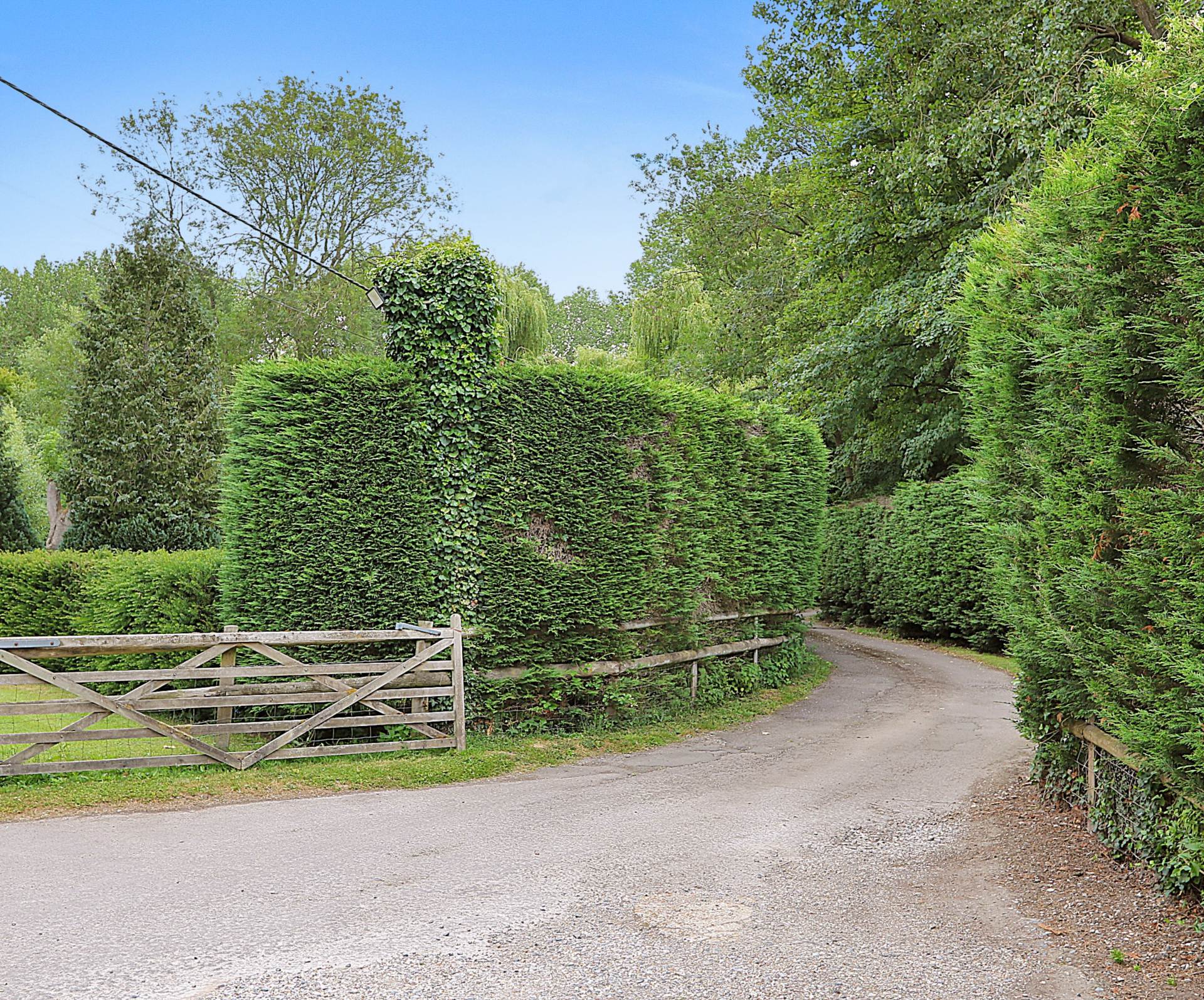 Yattendon, Berkshire -  1 mile to The Royal Oak hotel, restaurant & pub, village store, cafe & primary school, Image 29