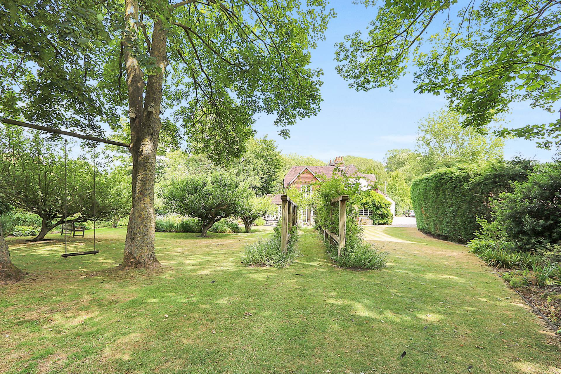 Yattendon, Berkshire -  1 mile to The Royal Oak hotel, restaurant & pub, village store, cafe & primary school, Image 3
