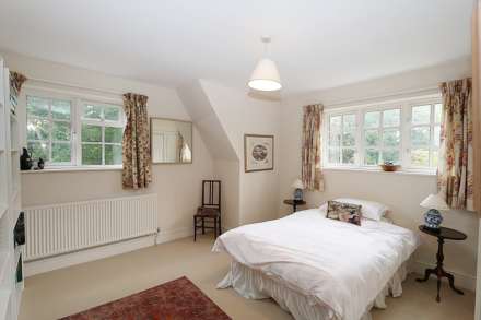 Yattendon, Berkshire -  1 mile to The Royal Oak hotel, restaurant & pub, village store, cafe & primary school, Image 15