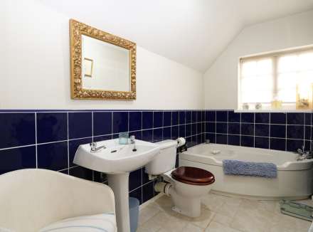 Yattendon, Berkshire -  1 mile to The Royal Oak hotel, restaurant & pub, village store, cafe & primary school, Image 19