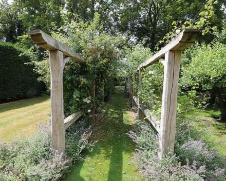 Yattendon, Berkshire -  1 mile to The Royal Oak hotel, restaurant & pub, village store, cafe & primary school, Image 27