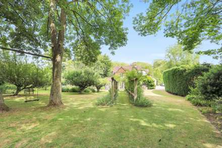 Yattendon, Berkshire -  1 mile to The Royal Oak hotel, restaurant & pub, village store, cafe & primary school, Image 3