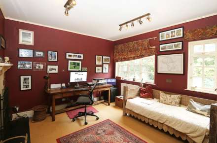 Yattendon, Berkshire -  1 mile to The Royal Oak hotel, restaurant & pub, village store, cafe & primary school, Image 8