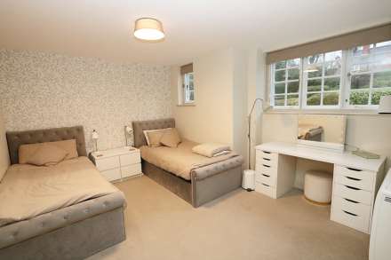 Pangbourne - Walk to train to London & Oxford, shops, restaurants, Image 7