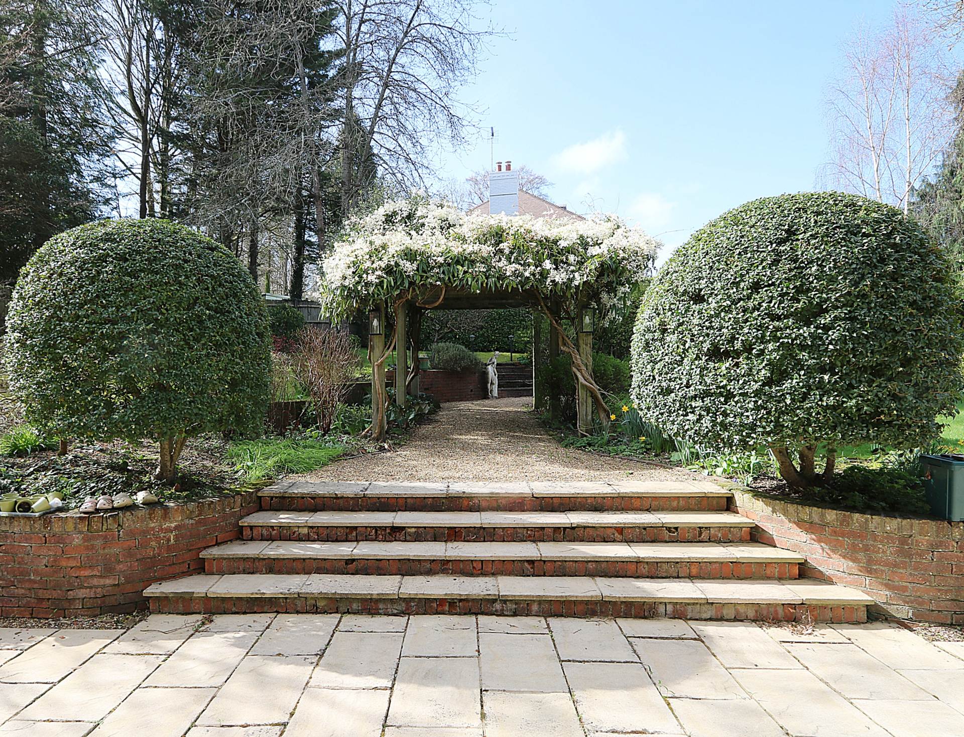 Pangbourne, Pangbourne Hill - peaceful location within easy 6/7 mins walk to the shops/ train station to London, Image 25