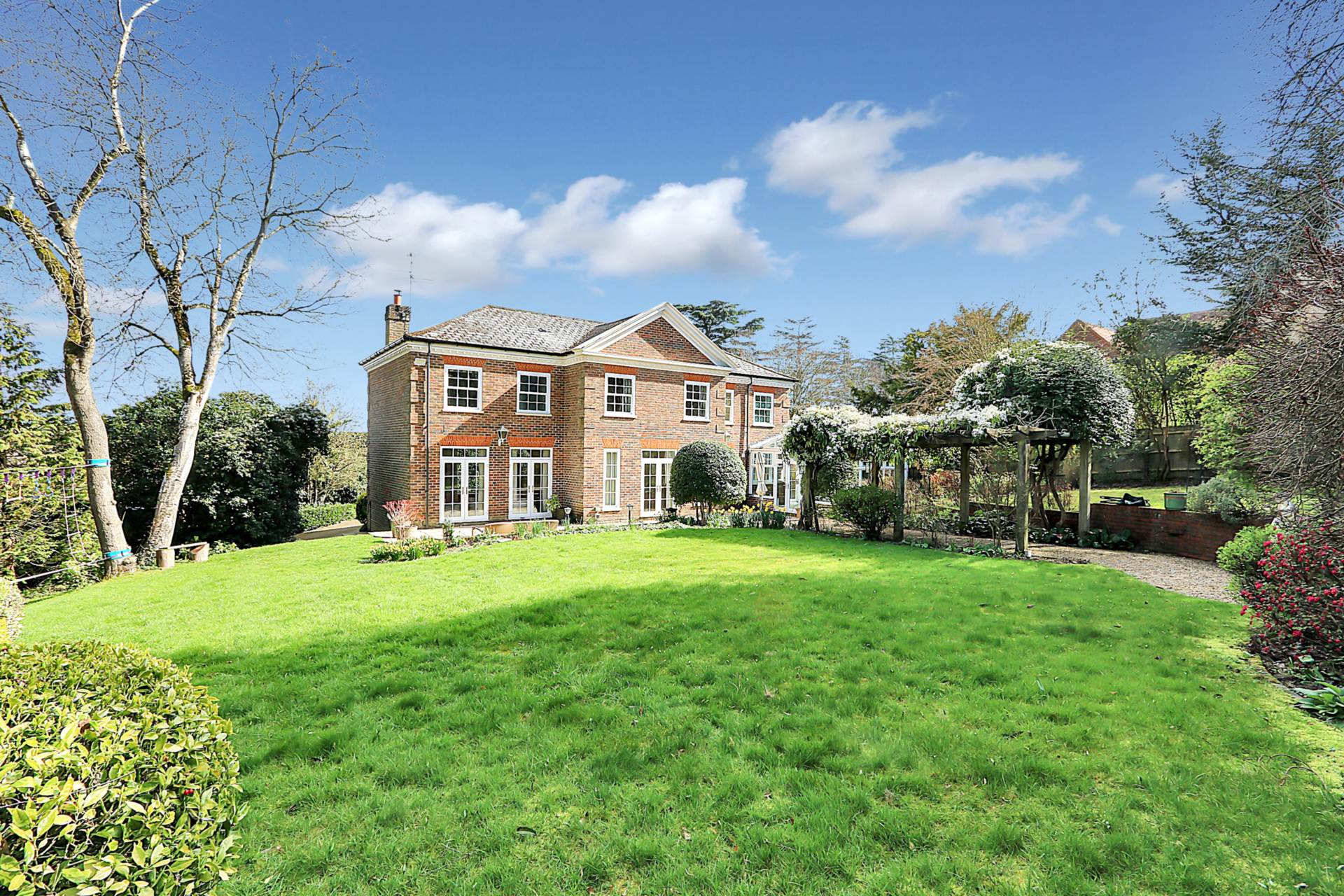 Pangbourne, Pangbourne Hill - peaceful location within easy 6/7 mins walk to the shops/ train station to London, Image 3