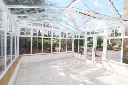 Pangbourne, Pangbourne Hill - peaceful location within easy 6/7 mins walk to the shops/ train station to London, Image 12