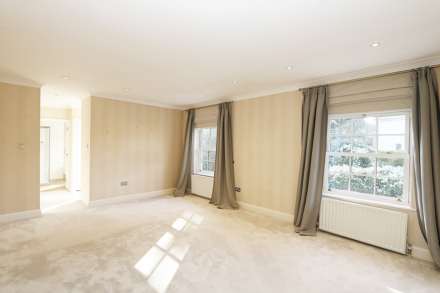 Pangbourne, Pangbourne Hill - peaceful location within easy 6/7 mins walk to the shops/ train station to London, Image 13