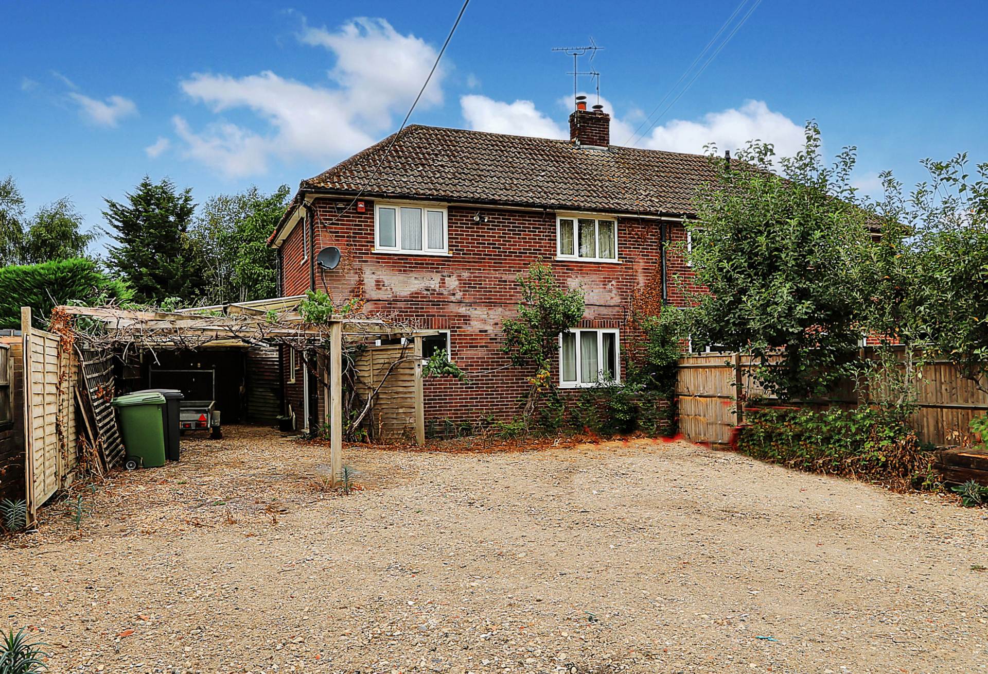 Pangbourne Road, Tidmarsh - Pangbourne station & shops only 1 mile, Image 1