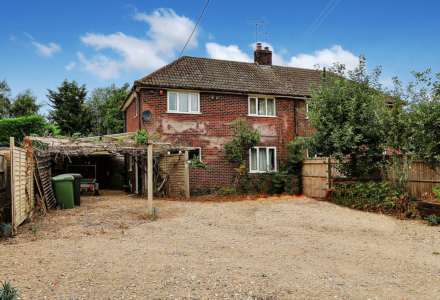 Pangbourne Road, Tidmarsh - Pangbourne station & shops only 1 mile