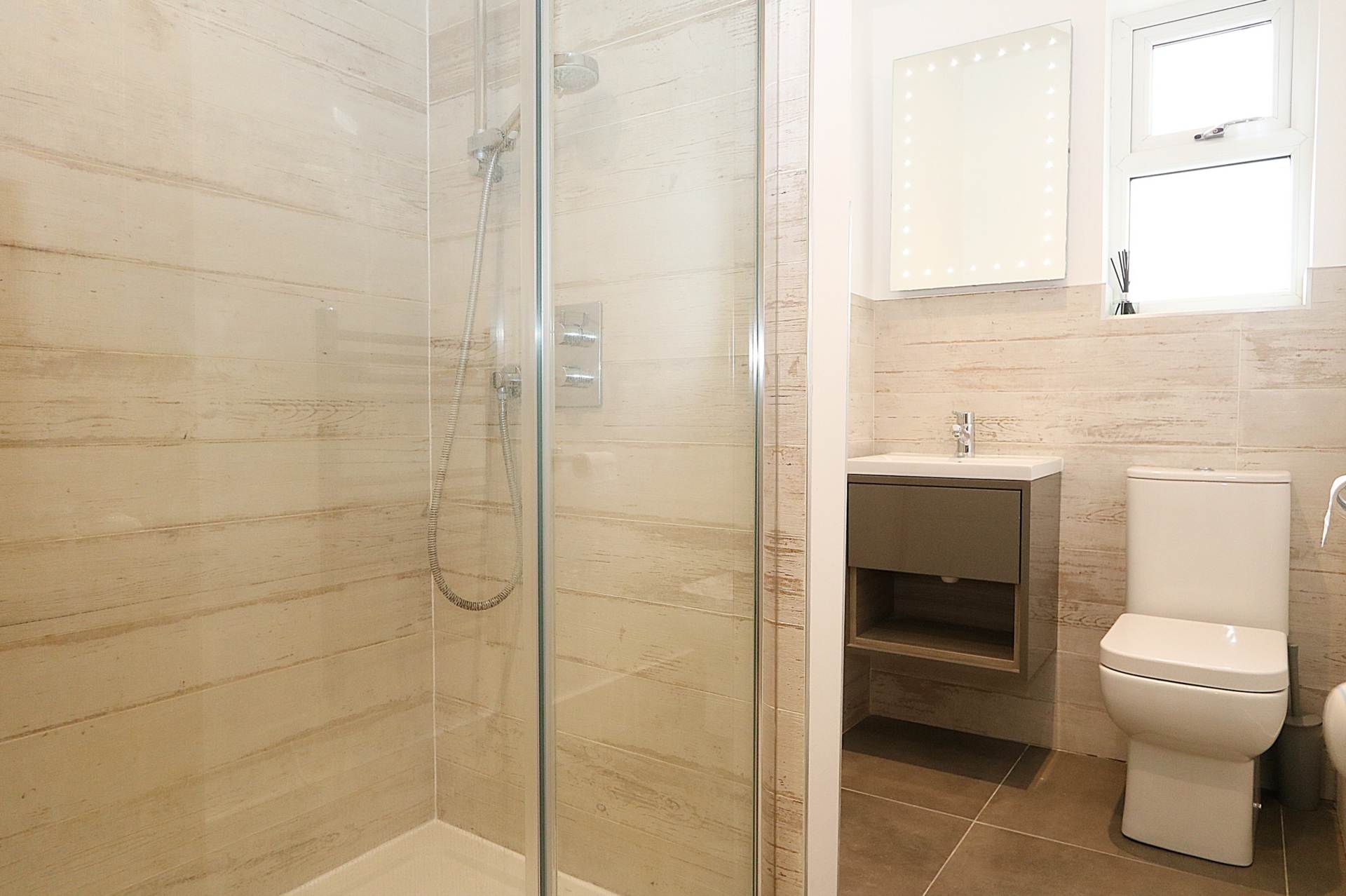 Thames Avenue, Pangbourne - walk to the shops & train station, Image 14