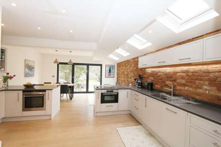 Thames Avenue, Pangbourne - walk to the shops & train station, Image 2