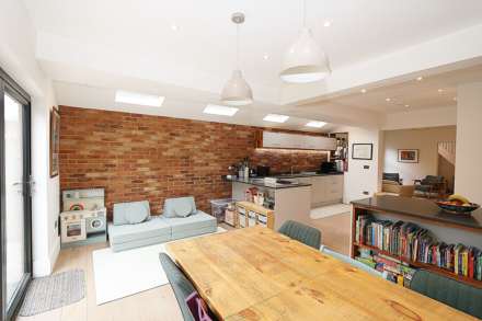 Thames Avenue, Pangbourne - walk to the shops & train station, Image 5