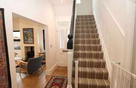 Thames Avenue, Pangbourne - walk to the shops & train station, Image 8