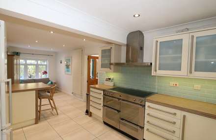 Whitchurch On Thames - Walk to Pangbourne shops, amenities, train station & highly regarded Whitchurch primary school, Image 2