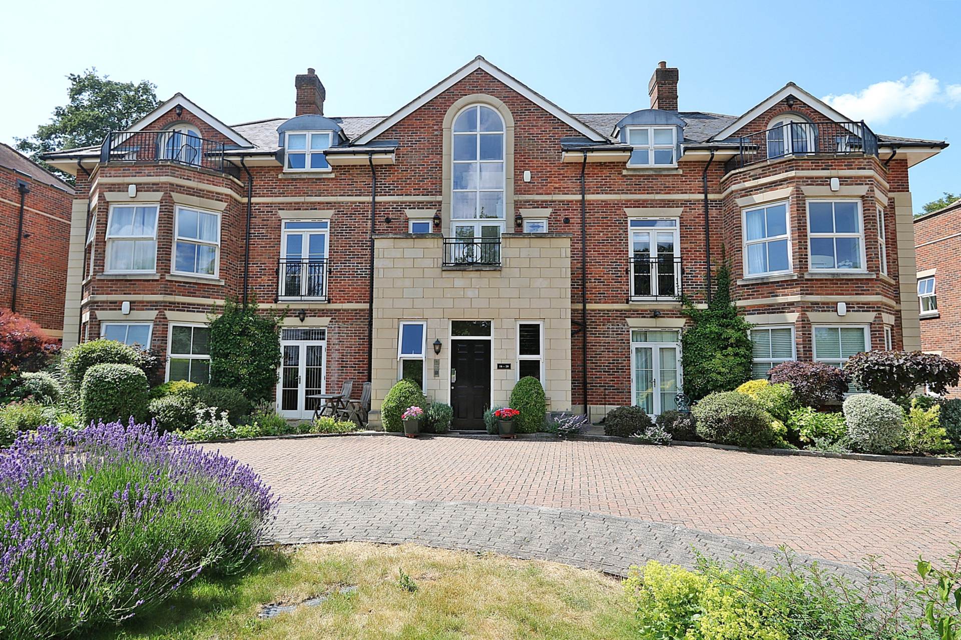 Breedons Hill, Pangbourne - walk to the shops & train station, Image 1