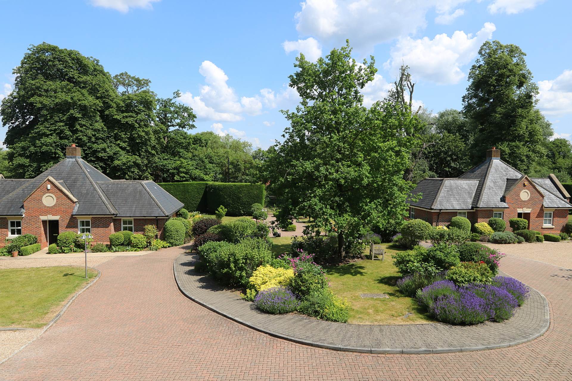 Breedons Hill, Pangbourne - walk to the shops & train station, Image 13