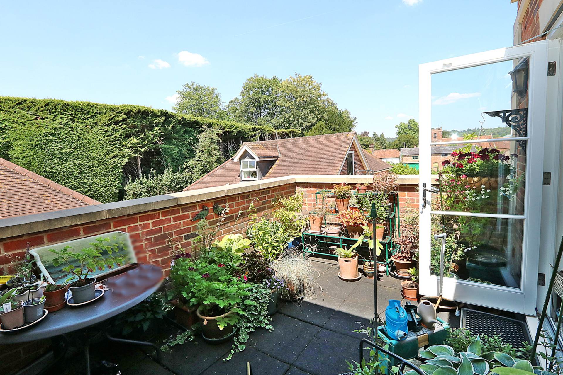 Breedons Hill, Pangbourne - walk to the shops & train station, Image 16