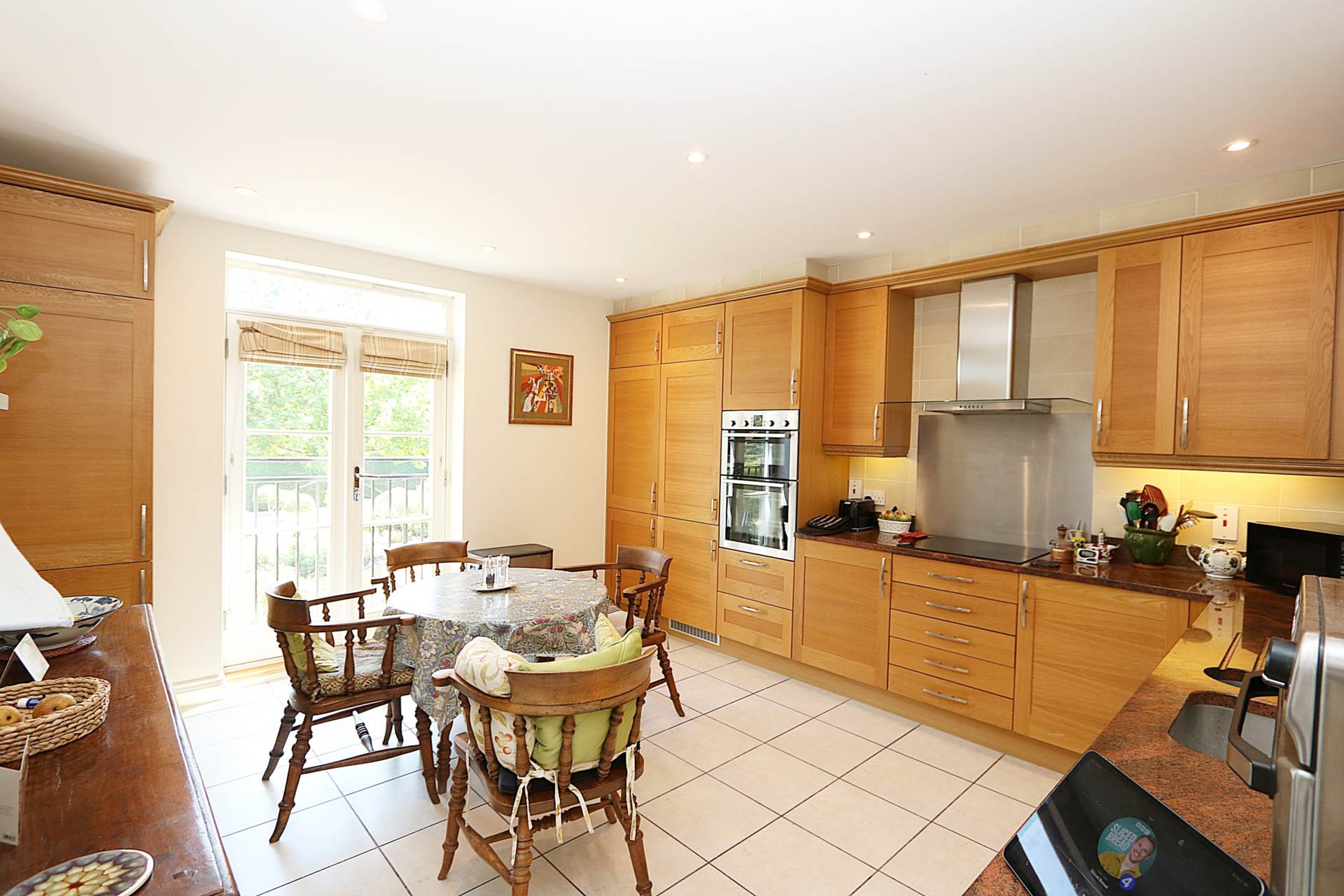 Breedons Hill, Pangbourne - walk to the shops & train station, Image 2