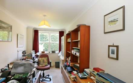 Breedons Hill, Pangbourne - walk to the shops & train station, Image 11