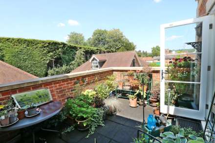 Breedons Hill, Pangbourne - walk to the shops & train station, Image 16