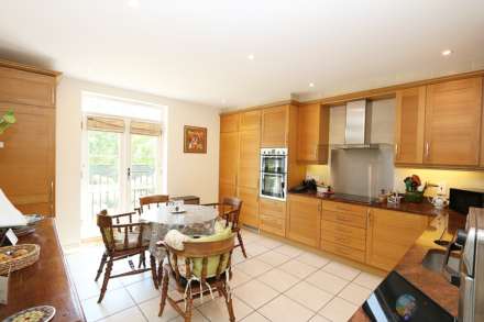Breedons Hill, Pangbourne - walk to the shops & train station, Image 2