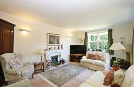 Breedons Hill, Pangbourne - walk to the shops & train station, Image 5