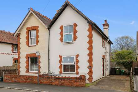Meadowside Road, Pangbourne - Peaceful no thru road, walk to shops & station