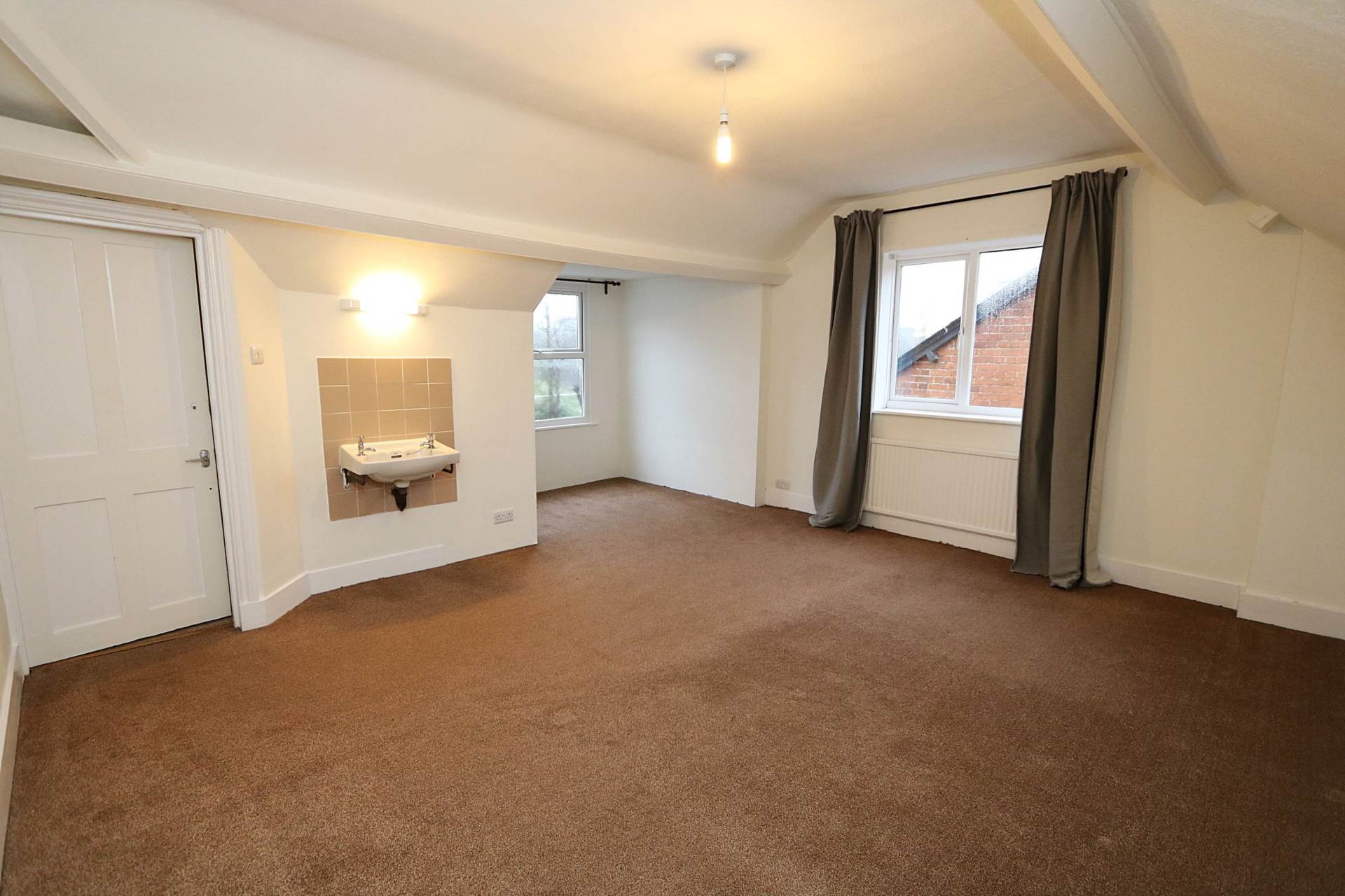 Sought-after Thames Avenue in the heart of Pangbourne, Image 6