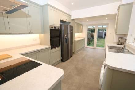 Sought-after Thames Avenue in the heart of Pangbourne, Image 2