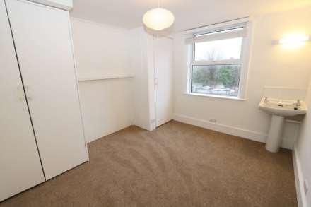 Sought-after Thames Avenue in the heart of Pangbourne, Image 9