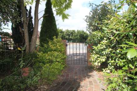 Pangbourne, Berkshire - Walk to shops,amenities &  train to London, Image 13