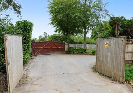 Mill Lane, Tidmarsh - Main house, 2 bed annexe. Commercial yard 24 hr useage, outbuildings & Offices. NO ONWARD CHAIN, Image 8