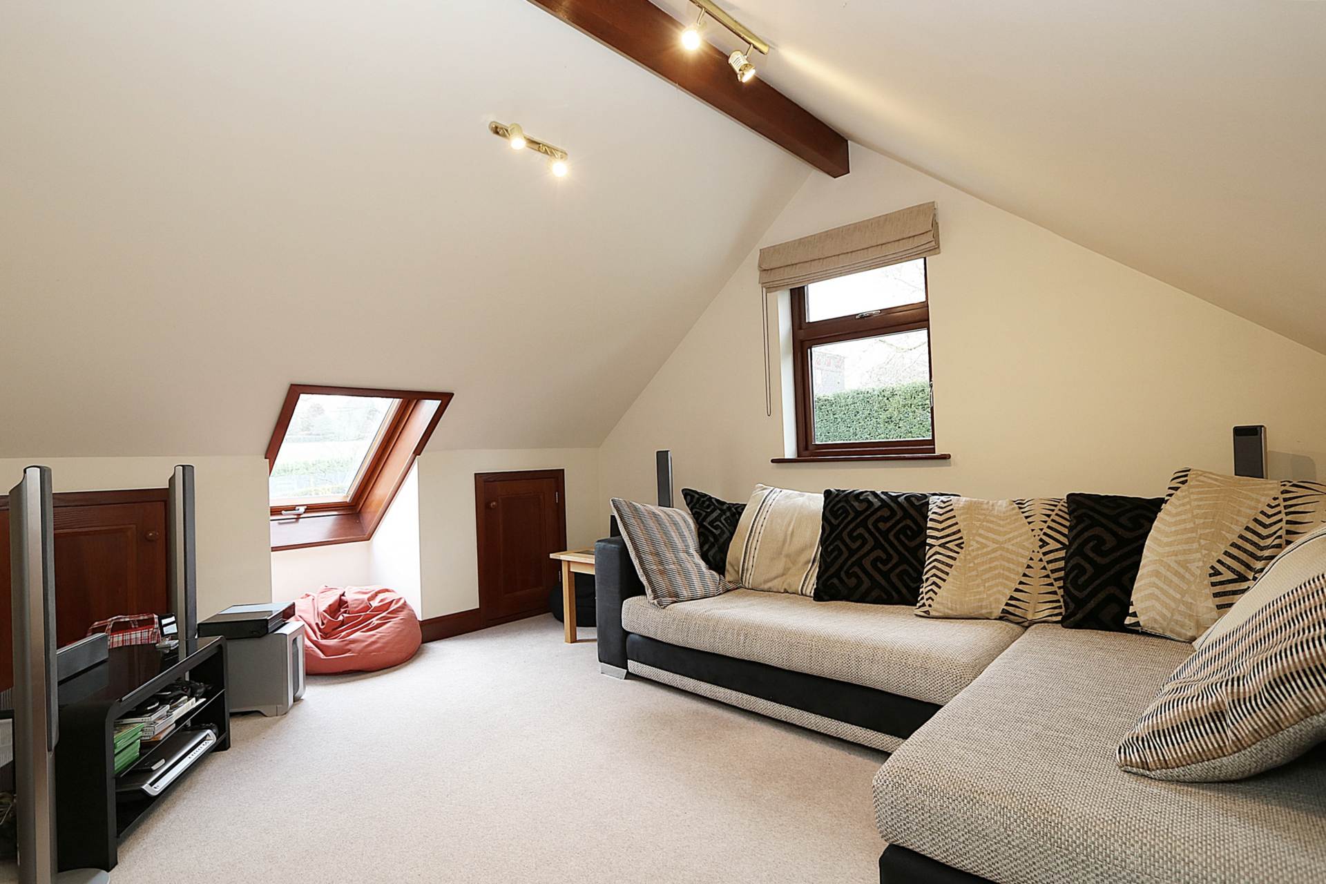 Pangbourne - Walk to village shops, amenities & train station to London, Image 20
