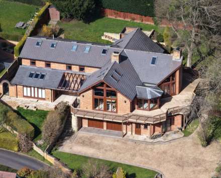 Pangbourne - Walk to village shops, amenities & train station to London, Image 1