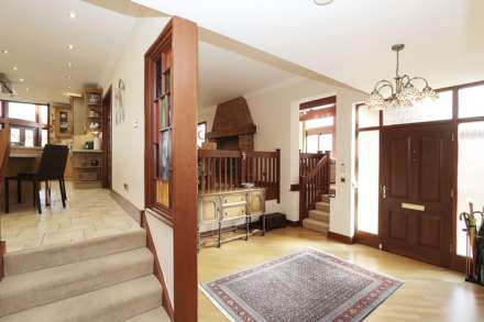 Pangbourne - Walk to village shops, amenities & train station to London, Image 14