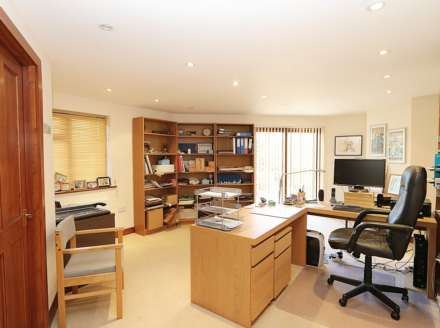 Pangbourne - Walk to village shops, amenities & train station to London, Image 15