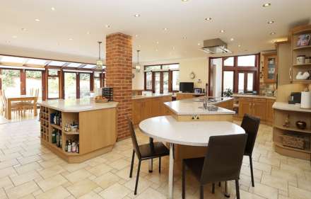 Pangbourne - Walk to village shops, amenities & train station to London, Image 2