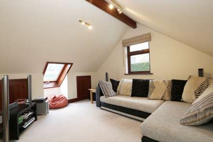 Pangbourne - Walk to village shops, amenities & train station to London, Image 20