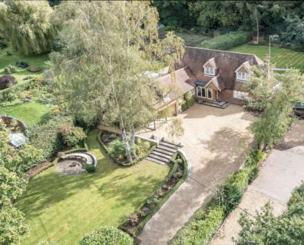 4 Bedroom Detached, Tutts Clump, Berkshire - CHAIN FREE
