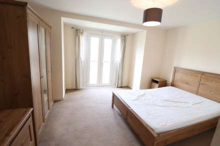 Hawkes Close, Slough, Image 4